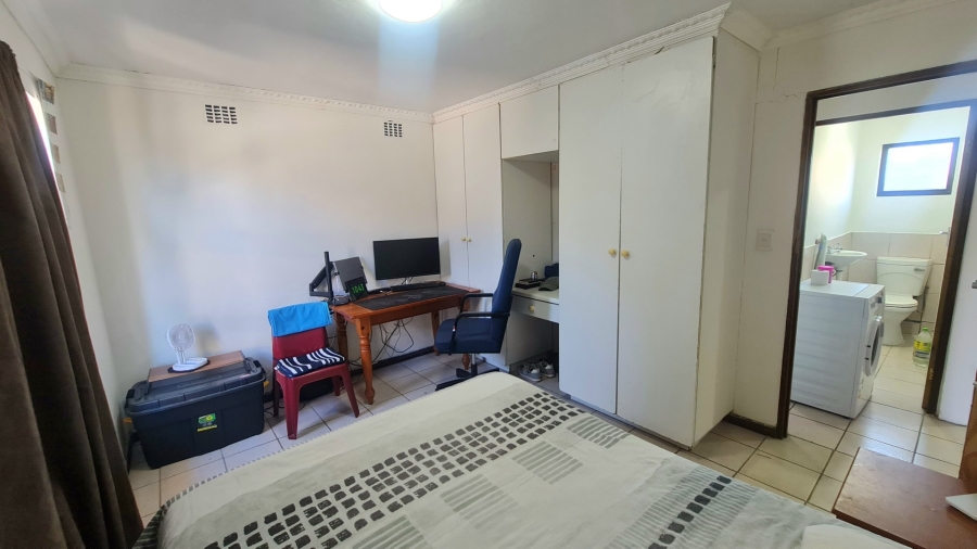 5 Bedroom Property for Sale in Hornlee East Western Cape